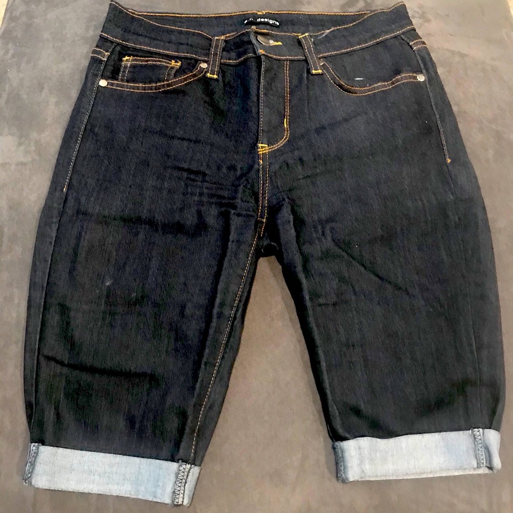 Knee-length stretch denim shorts